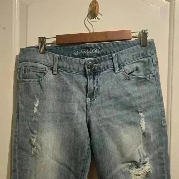 P7038A Maurice's medium denim distressed crop jeans size 31in  / 7/8 - Picture 2 of 7